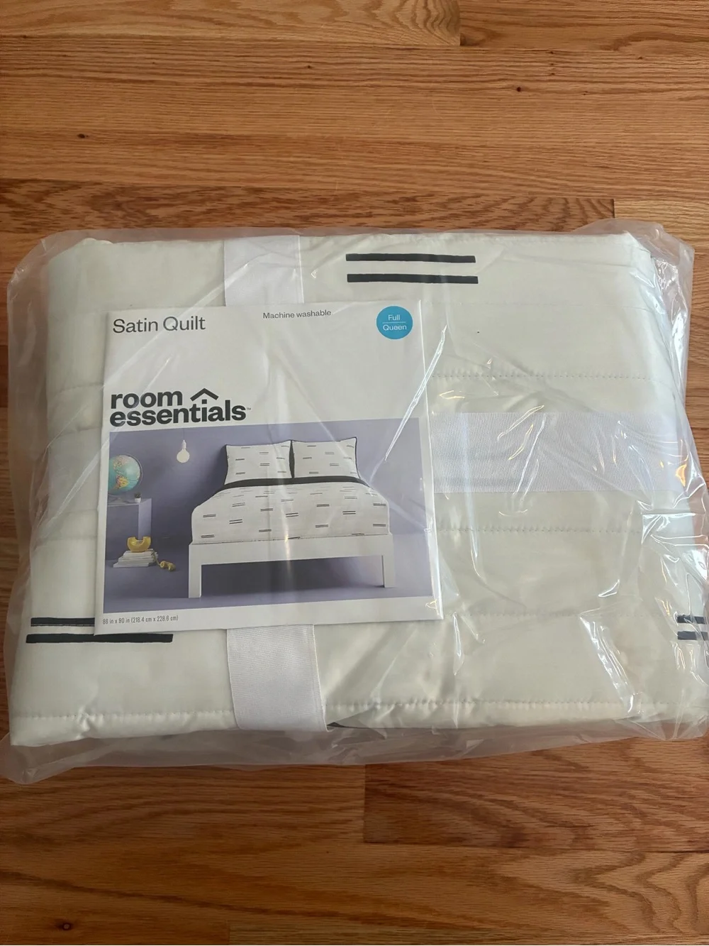 Room Essentials Satin Quilt White/Black Midweight •Full/Queen•